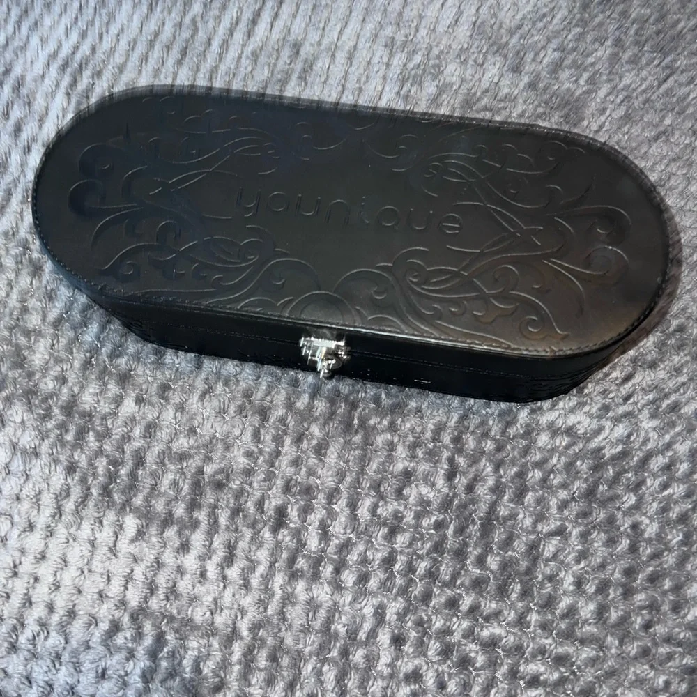 YOUNIQUE Presenters Black Makeup Case Box Latch Faux Leather 12” Oval Embossed